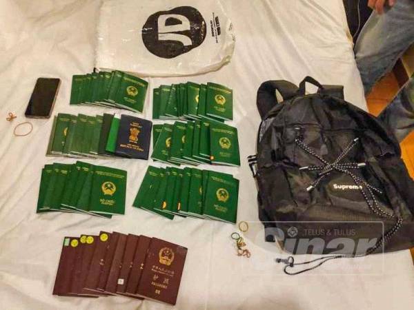 Pasport yang dirampas hasil serbuan dilakukan Jabatan Imigresen Johor di sebuah hotel di sini kelmarin.