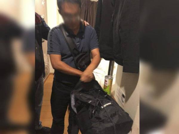 Suspek yang dipercayai menjadi dalang sindiket 'pasport terbang' ditahan dalam serbuan di sebuah hotel di Johor Bahru kelmarin.
