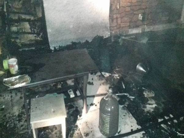 Kesan kebakaran di bahagian ruang tamu rumah yang diduduki warga Yaman di Setapak.