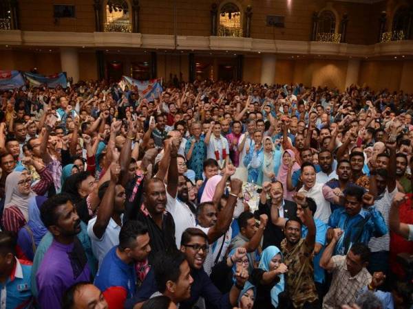 Azmin bersama penyokongnya mengadakan majlis makan malam di Kuala Lumpur malam kelmarin.