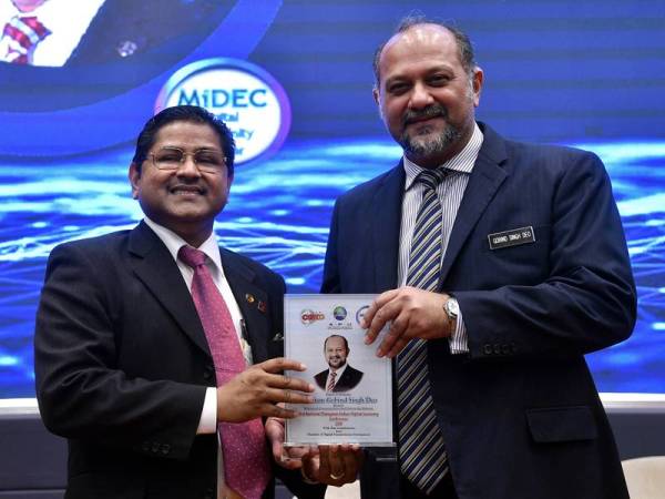 Gobind menerima penghargaan daripada Ketua Setiausaha Agung Dewan Perniagaan dan Industri India Bersekutu Malaysia (MAICCI), MV Shankar pada pelancaran 3rd Annual National Malaysian Indian Digital Economy Conference 2019 di sini hari ini. - Foto Bernama