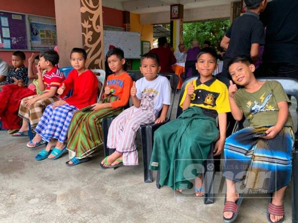 Ihtisam (kanan) bersama peserta lain bersedia menunggu giliran masing-masing.