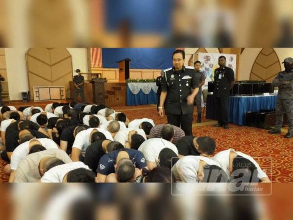 Seramai 40 warganegara China ditahan dalam serbuan sebuah banglo elit di Ipoh.