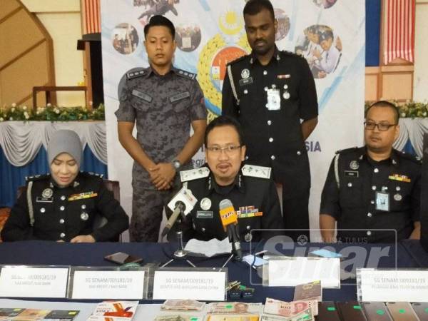 Kamalludin (tengah) mengadakan sidang media berikutan kejayaan JIM Perak menumpaskan kegiatan atas talian.