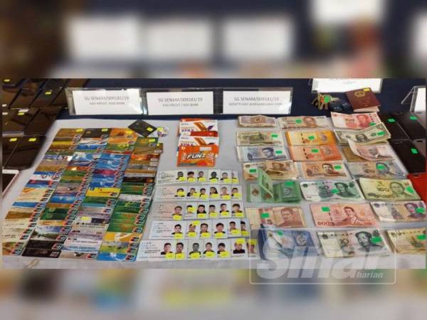 Sebahagian wang tunai, kad kredit, kad bank yang dirampas daripada suspek.