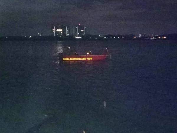 Pihak bomba menjalankan operasi mencari mangsa di lokasi kejadian.