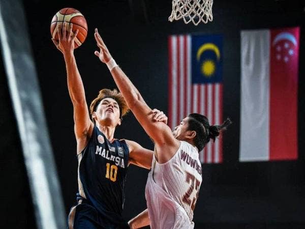 Aksi hebat yang dipamerkan Liang Chuan dalam sukan bola keranjang. - Foto Facebook Marcus Yek Liang Chuan
