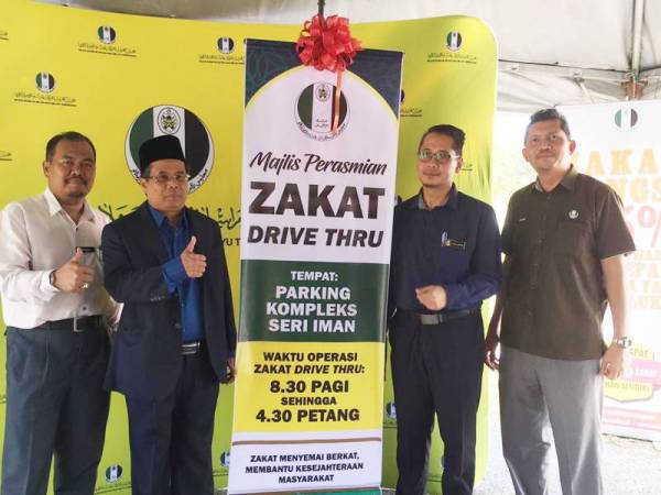 M Rozi (dua dari kiri) menyempurnakanMajlis Perasmian Zakat Pandu Lalu Maidam di Kompleks Sri Iman hari ini.