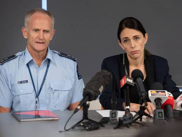 Ardern (kanan) pada sidang akhbar di Whakatane hari ini. - Foto: AFP