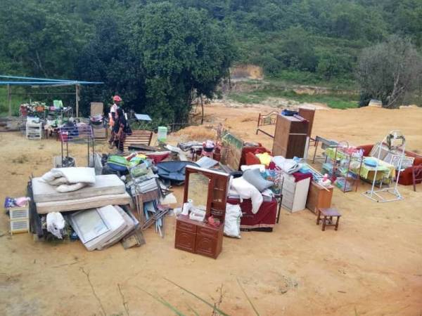 Barangan dalam rumah yang dikosongkan bagi kerja perobohan yang bermula jam 12.30 tengah hari tadi.