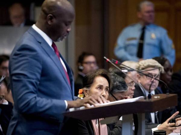 Menteri Kehakiman Gambia, Abubacarr Tambadou bercakap di Mahkamah Keadilan Antarabangsa (ICJ) di The Hague susulan perbicaraan tuduhan genosid terhadap Myanmar. - Foto AFP
