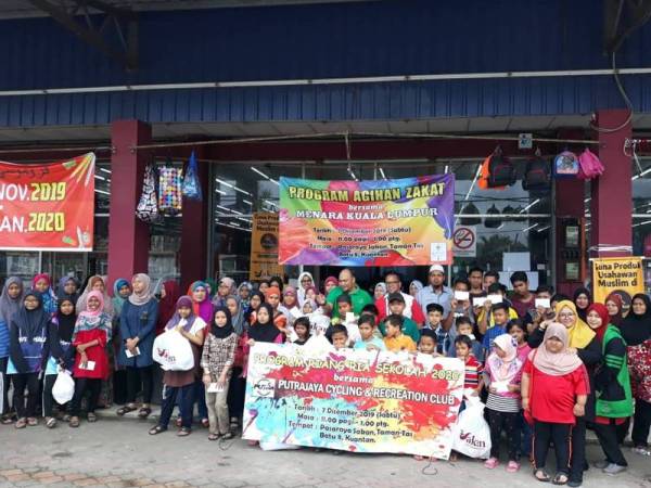 Seramai 70 penerima program back to school Prihatin Rakyat Paya Besar 2020 menerima pakaian seragam sekolah secara percuma di Pasaraya Sakan hari ini.