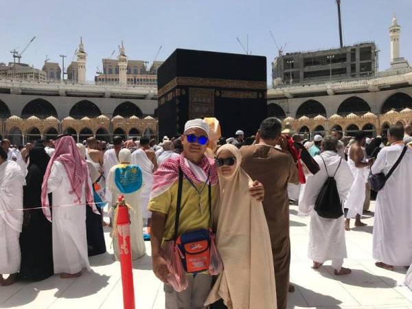 Azwan bersama arwah isterinya menunaikan umrah pada Mac lalu.