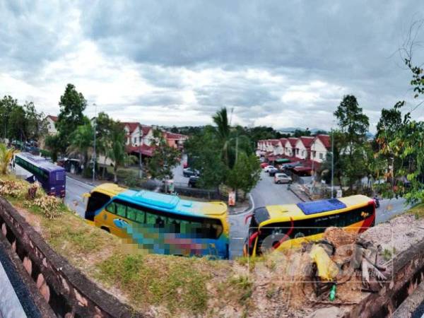 Bas di pakir di tepi jalan mengundang bahaya.