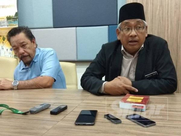 Abdul Aziz (kanan) ketika sidang media menjemput Saarani untuk berforum bagi menjelaskan mengenai isu hak milik kekal tanah kampung baharu.
