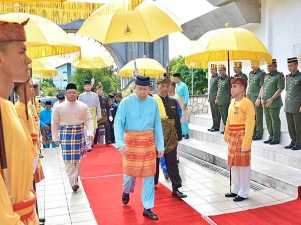 Sultan Selangor Sultan Sharafuddin Idris Shah Alhaj berkenan berangkat menziarahi makam ayahanda baginda, Almarhum Sultan Salahuddin Abdul Aziz Shah Alhaj di Makam Diraja Klang, sempena Sambutan Ulang Tahun Keputeraan Baginda ke-74, Isnin lalu. - Foto Selangor Royal Office