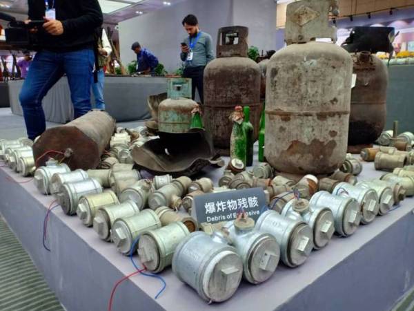 Antara bom buatan yang dipamerkan di Pameran Serangan Pengganas Utama dan Jenayah Kekerasan di Xinjiang.