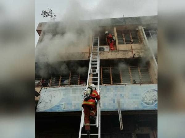 Anggota bomba sedang melakukan kerja-kerja menyelamat.
