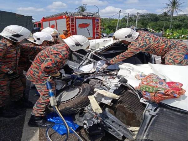 Anggota bomba menggunakan Resque Tools untuk mengeluarkan mangsa kemalangan yang tersepit di Jalan Jeniang, Sik.