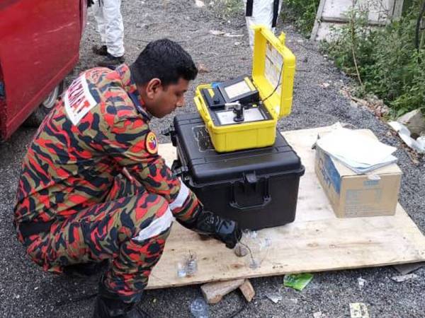 Pihak berkuasa sedang menjalankan kerja-kerja di lokasi kejadian.