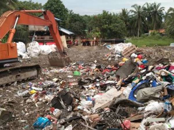 Kejadian melibatkan pencemaran bau dipercayai gas ammonia di tapak pelupusan sampah haram berkeluasan 1/2 ekar sekali gus memberikan kesan bau kepada penduduk sekitar 200 meter.