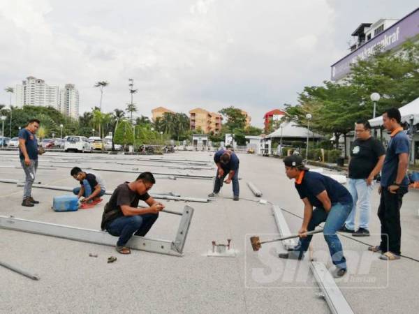 Persiapan menjelang cabaran Program Sweat & Shoot: Sukan Tanpa Diskriminasi pada 15 Disember ini rancak dilaksanakan di pekarangan Kompleks Karangkraf sejak semalam.