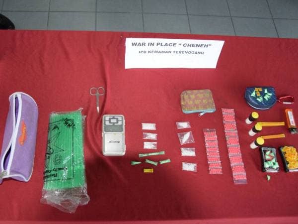 Sebahagian daripada dadah dan barangan yang dirampas.