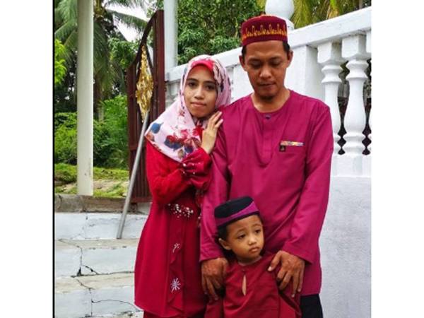 Mastura bersama suaminya, Mohd Azwa Yacob@Ibrahim bergambar bersama Muhammad Ammar.