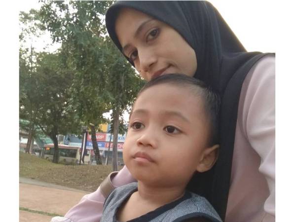 Mastura bergambar bersama Muhammad Ammar.