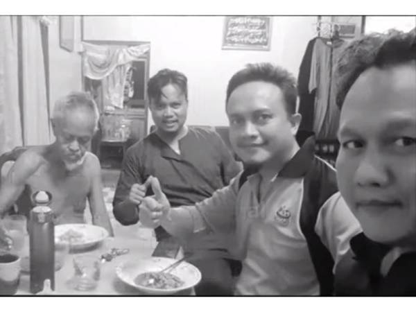 Gambar yang dikongsi pengguna Facebook Hamka Kereta Mayat ketika arwah ayahnya (kiri) masih hidup.