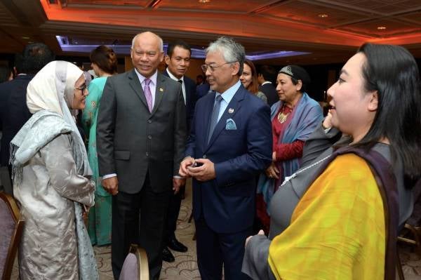 Sultan Abdullah beramah mesra dengan hadirin pada majlis santapan malam bersama rakyat Malaysia di United Kingdom (UK). - Foto Bernama