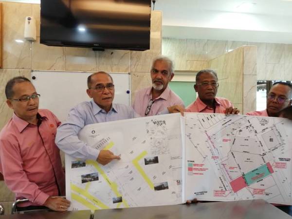 Rosli (dia dari kiri) menunjukkan tiga projek pembangunan sekitar Pasar Harian Selayang terdiri pelebaran jalan, pusat penyembelihan ayam dan bangunan Pasar Harian Selayang yang baharu.