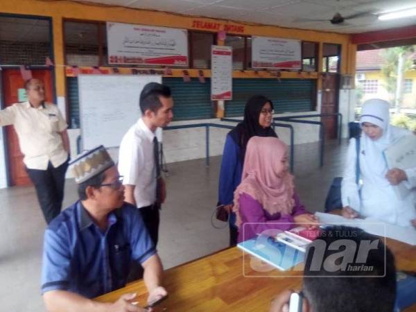 Anggota dan pegawai masih memantau keadaan di PPS yang dibuka.