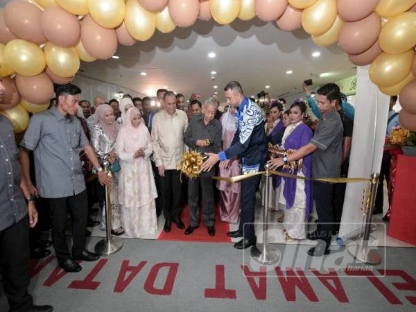 Dr Mahathir (tengah) memotong riben sebagai simbolik perasmian Jakel Langkawi pada Ahad lalu.