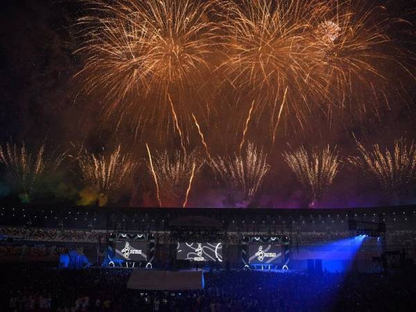 Pertunjukan bunga api pada upacara penutupan rasmi Sukan SEA Ke-30 di Stadium Olahraga New Clark City malam ini. Malaysia sekadar menamatkan kempen Sukan SEA 2019 dengan kutipan 56 emas, 58 perak dan 72 gangsa untuk berada di tangga kelima keseluruhan. Vietnam akan menjadi tuan rumah Sukan SEA 2021. - Foto Bernama
