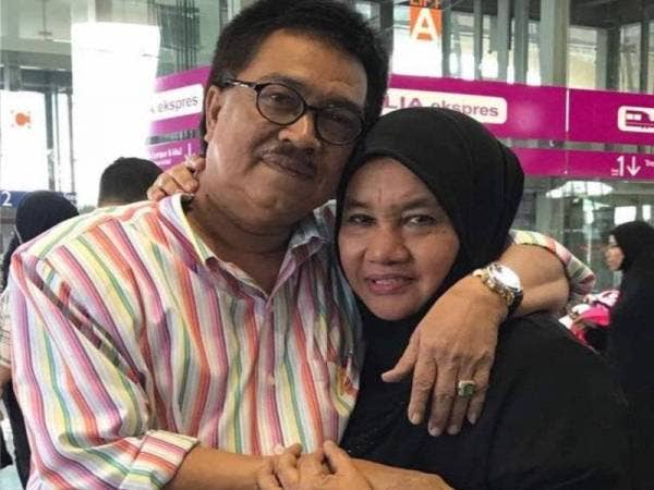 Rosni bersama Allahyarham suaminya.