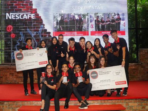 Pasukan Gucci Gang dari UUM (kiri) dan pasukan Nescafe UTM Johor (kanan) berkongsi kemenangan di tempat kedua anugerah kampus keseluruhan terbaik bagi program NYEP 2019 yang diadakan di di Glasshouse at Seputeh. - Foto ihsan Nescafe