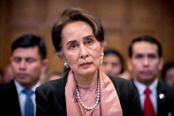 Suu Kyi menafikan tenteranya membunuh orang awam dan melakukan genosid. - Foto: AFP