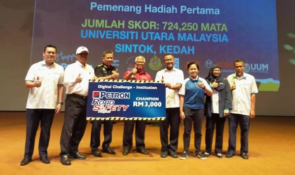 Pengarah The Centre for Logistics and Transport (CeLT), Dr Nur Khairiel Anuar (empat dari kanan) menerima replika cek daripada Ketua Pengarah, Jabatan Keselamatan Jalan Raya Malaysia, Mohd Nasri Ishak (lima dari kanan) di Dewan Muadzam Shah UUM semalam.