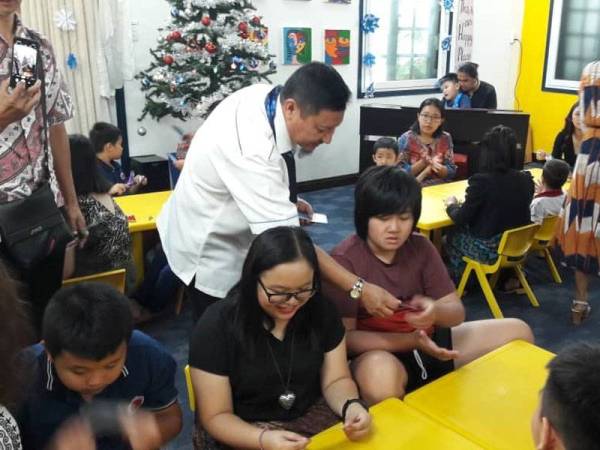 Hasbullah beramah mesra bersama pelajar dari STEP School, Ho Chi Minh,Vietnam ketika sesi lawatan ke institusi itu kelmarin.