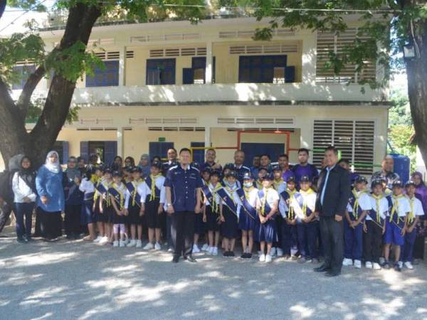 Peserta lawatan bergambar ketika sesi lawatan ke The Rabbit School, Phnom Penh,Kemboja kelmarin.