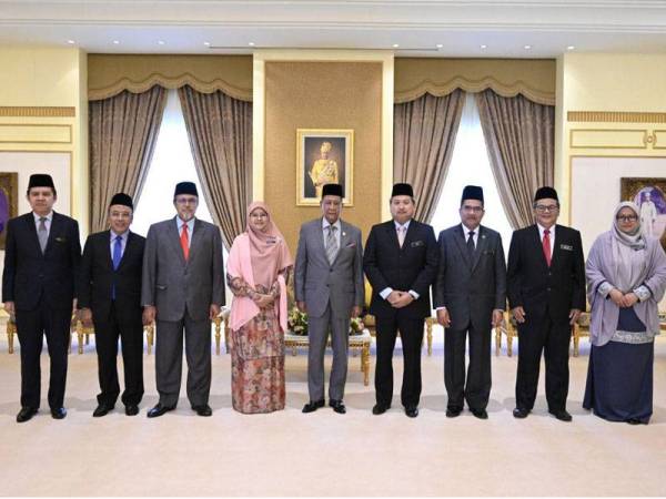 Sultan Sallehuddin (tengah) berkenan bergambar bersama ahli Lembaga Maktab Mahmud Negeri Kedah.