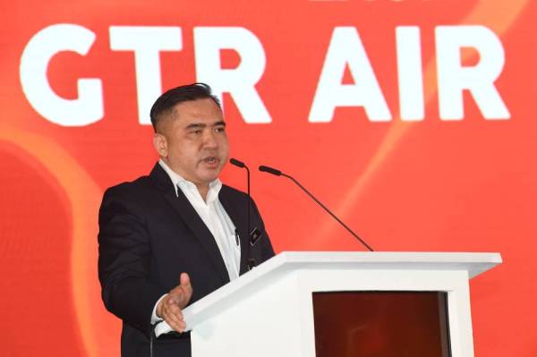 Anthony Loke menyampaikan ucapan perasmian Ground Team Red (GTR) hab kargo udara di Terminal Penerbangan Tambang Rendah (LCCT).