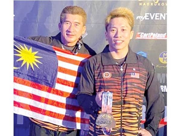 Joffey merakamkan gambar bersama ayahnya, Jolly selepas muncul juara pada Kejohanan Gusti Lengan Dunia IFA 2019 Rumia, Poland pada 6 Disember lalu.