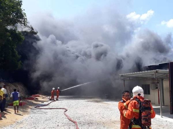 Anggota bomba sedang bertungkus-lumus memadamkan kebakaran
di sebuah kilang pemprosesan ayam terbesar di Seri Kesang, Jasin di sini hari ini.
