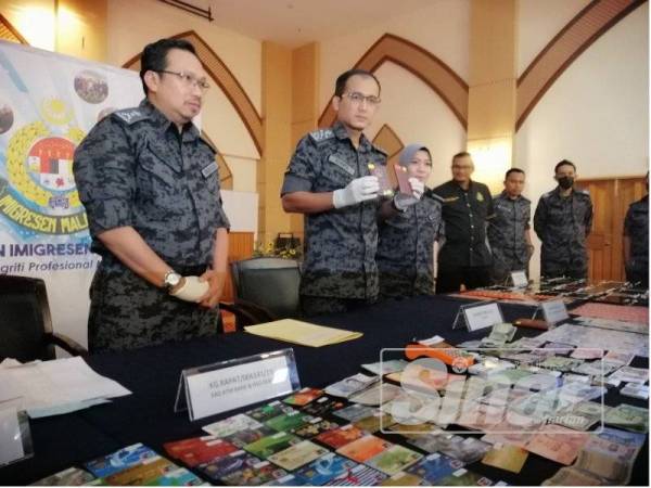 Khairul Dzaimee menunjukkan antara barangan yang berjaya dirampas dalam serbuan di Ipoh semalam.