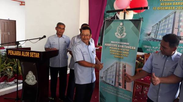 Zulkifli (dua dari kiri) merasmikan gimik perasmian Kuarters Kakitangan Penjara Alor Setar semalam.