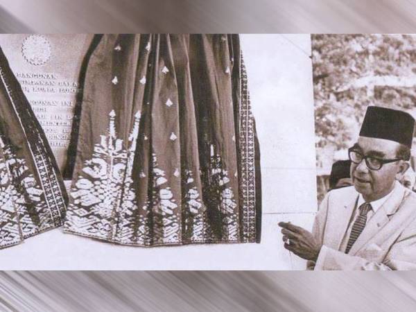 Timbalan Perdana Menteri, Tun Abdul Razak Hussein merasmikan pembukaan bangunan Tabung Haji di Jalan Ipoh, Kuala Lumpur pada 2 September 1968.