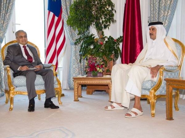 Dr Mahathir (kiri) ketika mengadakan pertemuan empat mata dengan Emir Qatar bersempena dengan lawatan rasmi empat hari beliau di Qatar di Amiri Diwan. - Foto Bernama