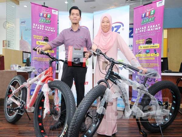 Mohd Shahril dan Atiqah memenangi cabutan bertuah pada majlis Penyerahan Hadiah Kempen Year End Zakat 2019 Khas Penjawat Awam di Putrajaya. - Foto Sinar Harian ROSLI TALIB